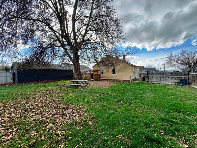 Building Photo - Non-refundable fee & security deposit total: $1275.00