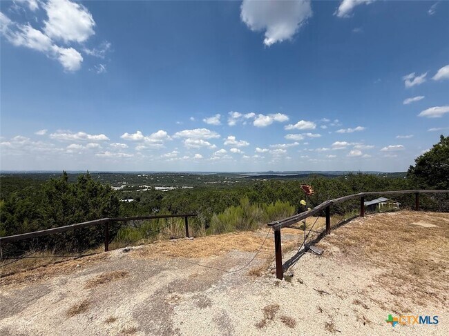 Building Photo - 901 Madrona Dr