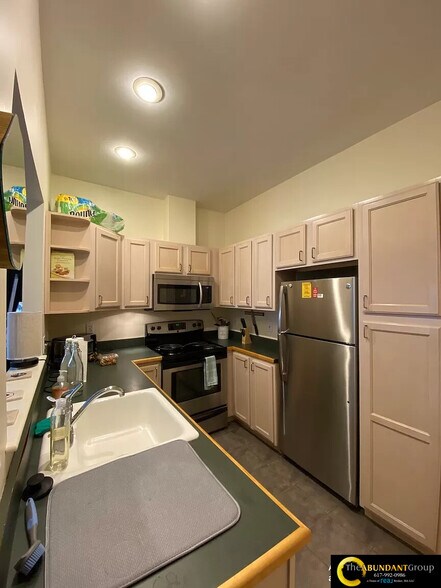 Building Photo - 17 Centre St