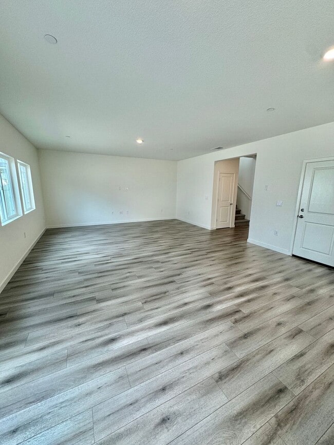 Building Photo - FOUR-FIVE/OFFICE BEDROOM THREE BATHROOM SEE VIDEO