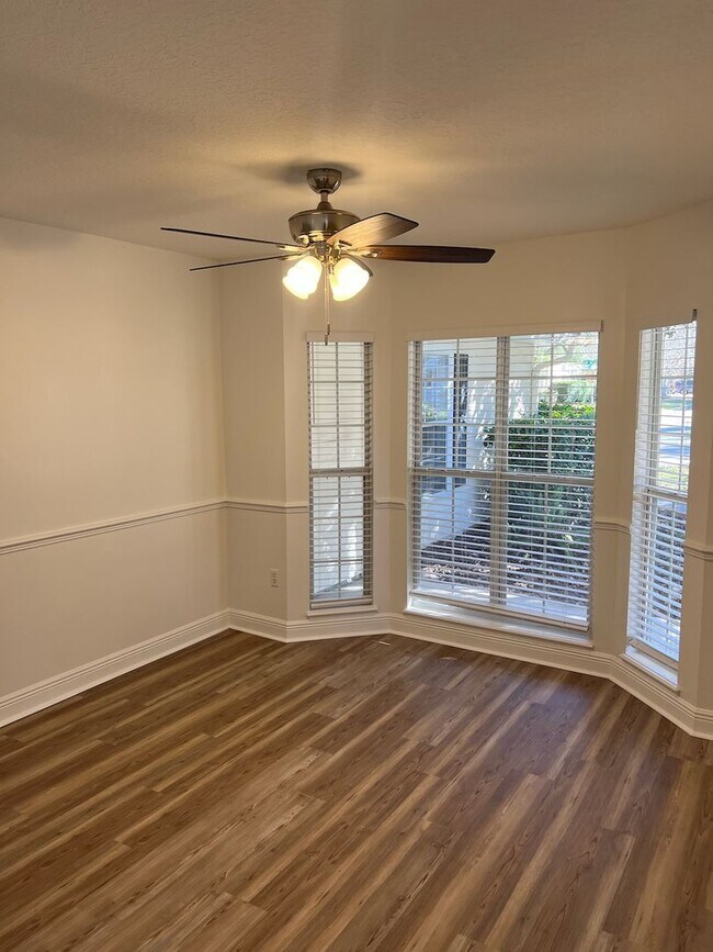 Building Photo - Newly renovated - Close to UF Health Shands, VA and Vet School!