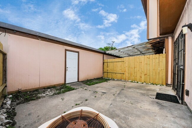 Building Photo - 12500 Brookglade Cir