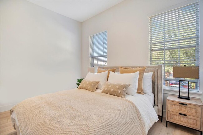 Building Photo - 1550 Lake Baldwin Ln