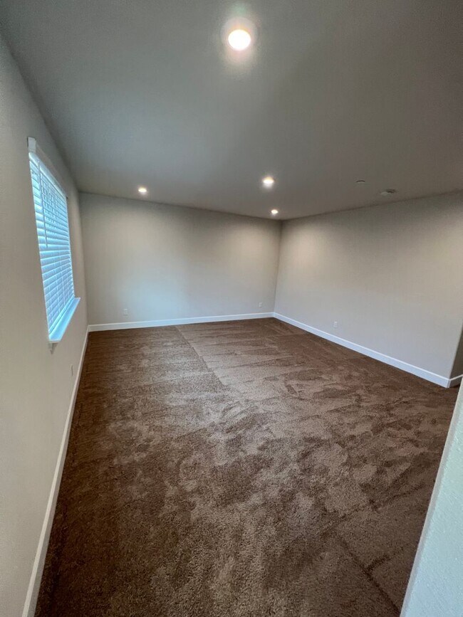Building Photo - Newer 4 Bedroom Solar Home in Rocklin! Easy Access to I-80!