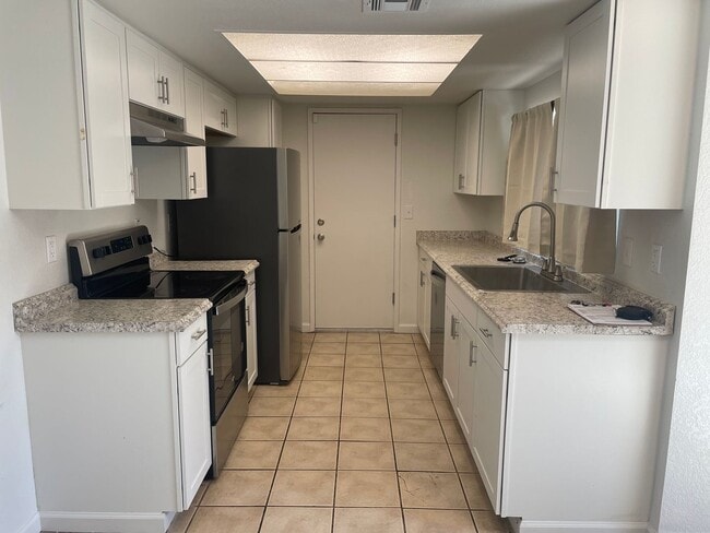 Building Photo - **** MOVE IN SPECIAL-FREE FIRST MONTH RENT...