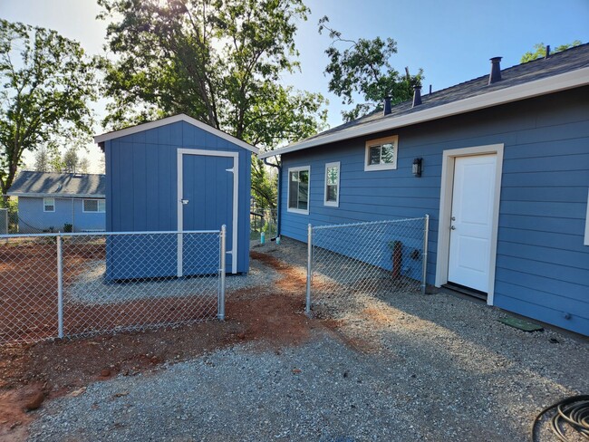 Building Photo - 6117 Lois Dr