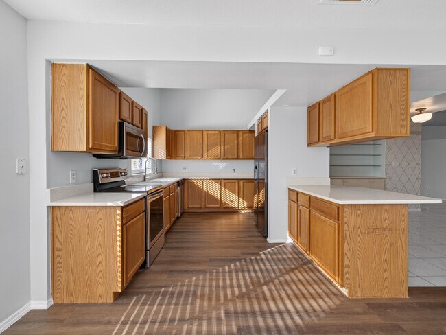 Building Photo - 566 SE Damask Ave