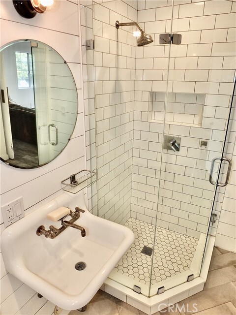 Building Photo - 220 Loyola Rd