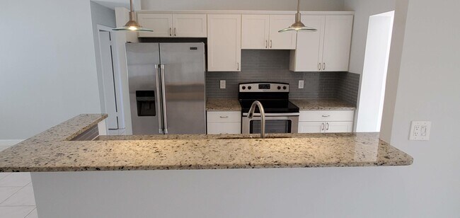 Building Photo - 571 Riverside Dr