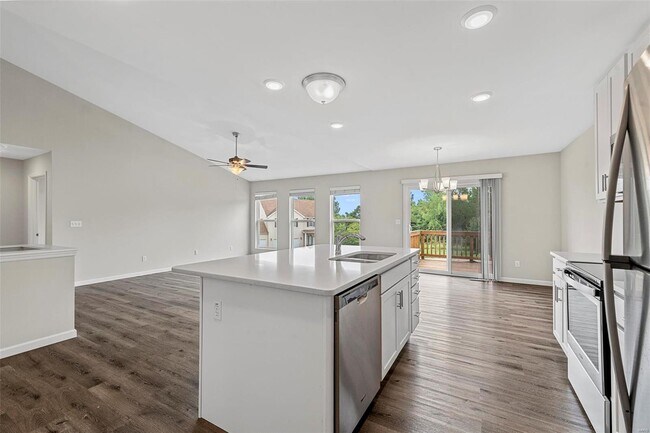 Building Photo - 4602 Siesta Dr