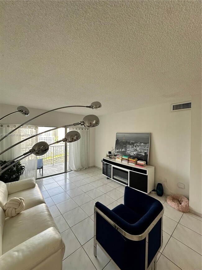 Building Photo - 300 Bayview Dr