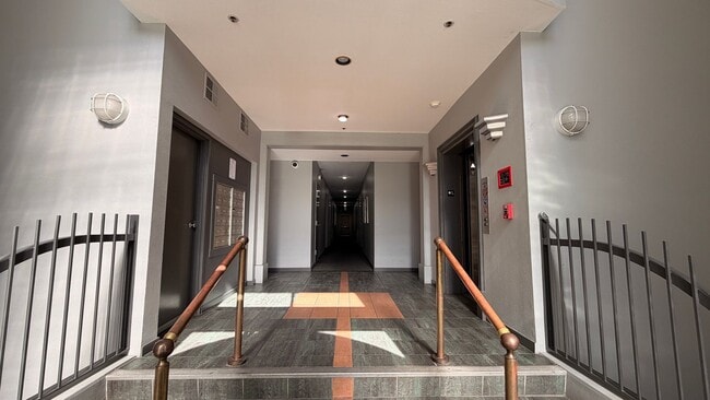 Building Photo - 2 bed 2 bath Available in Downtown SJ!