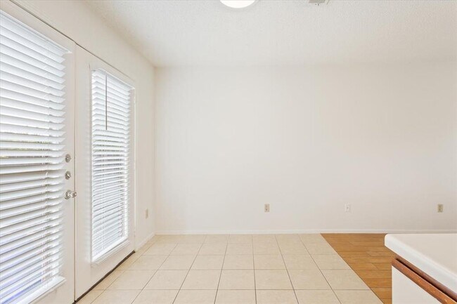 Building Photo - 1015 E Yager Ln