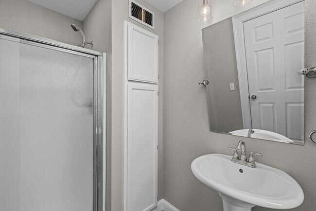 Building Photo - *MOVE IN SPECIAL* High end, 3 bedroom single family home in The Grove!