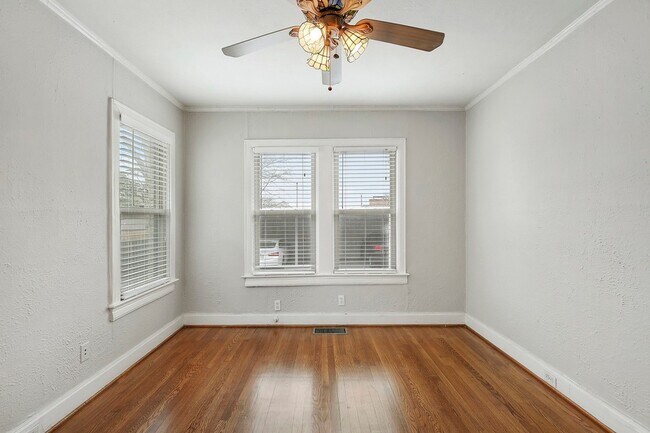 Building Photo - 5924 La Vista Dr