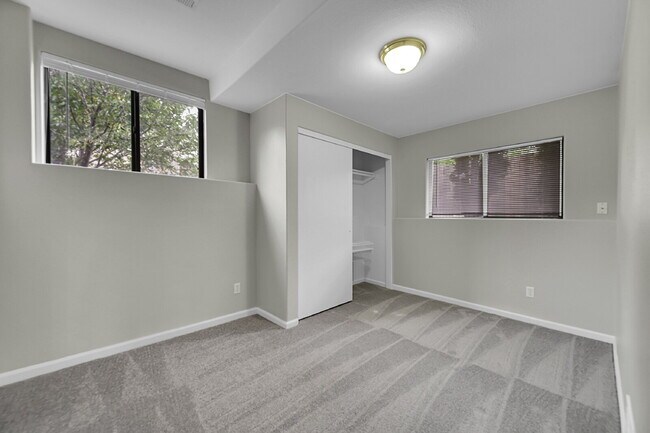 Building Photo - $2,490.95, 4 bed, 2.5 bath, located in Englewood