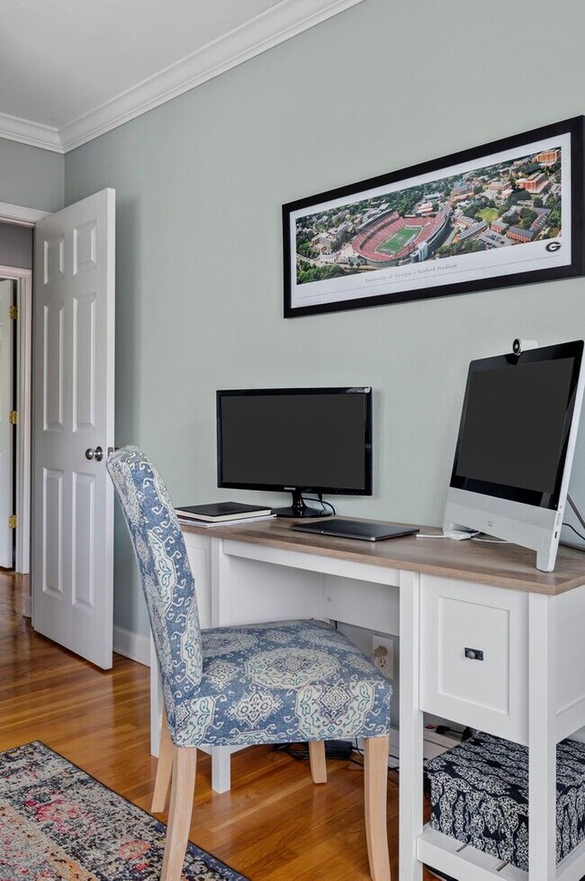 Building Photo - Beautiful 2bd/1ba Condo in VA Highlands w/ Balcony and Pool!!