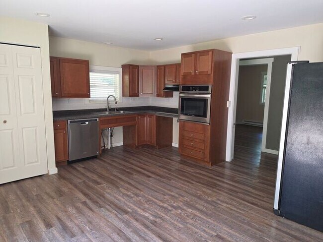 Building Photo - 3 bedroom home Eau Claire