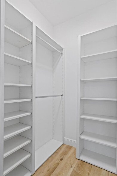 Building Photo - 354 Jacaranda Dr