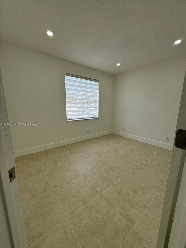 Building Photo - 16820 SW 1st Manor