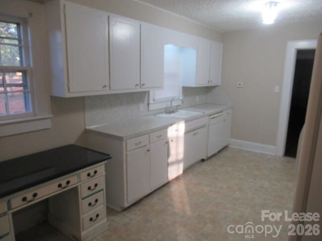 Building Photo - 505 S Cedar St