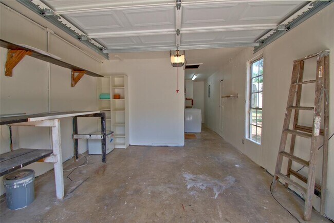 Building Photo - 2604 Sherwood Ln