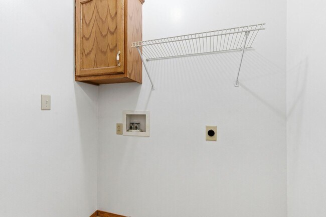 Building Photo - Nixa 3 bed 2 bath 2 car garage home!