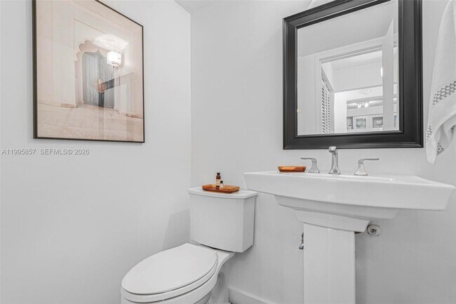 Building Photo - 1658 Bay Rd