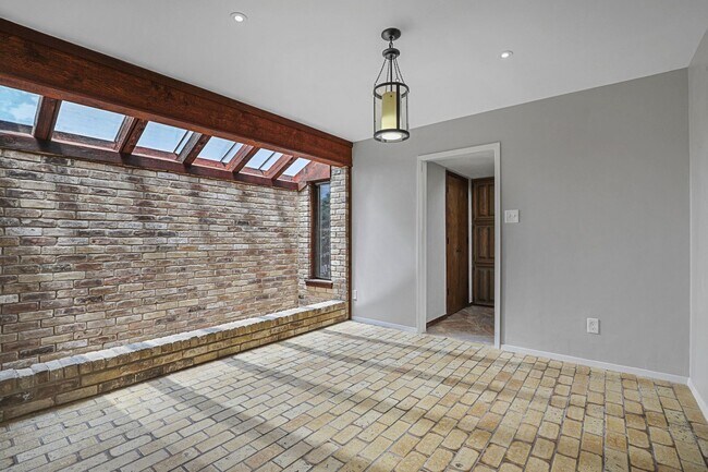 Building Photo - Elegantly Renovated Hickory Creek Home!