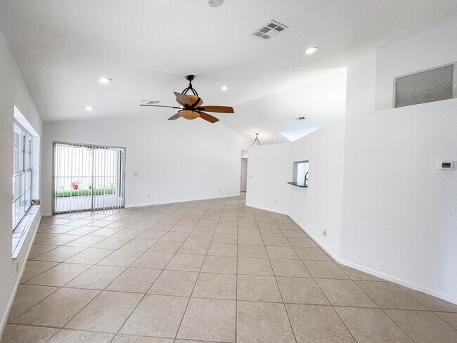 Building Photo - 252 Moccasin Trail W