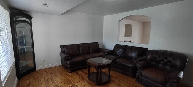 Building Photo - Beautiful 2 Story Home w attached 2 car ga...