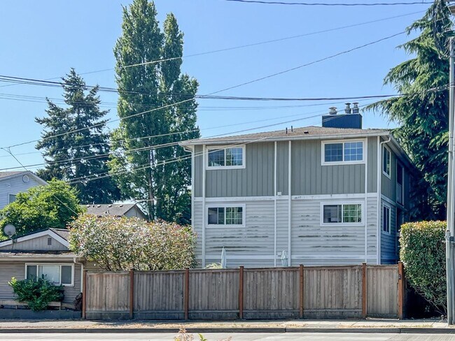 Building Photo - 2Bd/1.75Ba Seattle Condo
