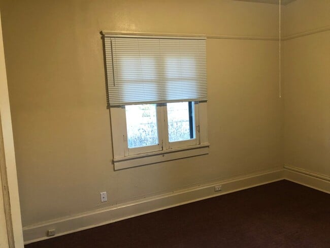 Building Photo - Large 4 bed/2 bath Farm House on River Rd. MOVE IN SPECIAL!