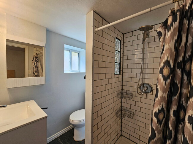 Building Photo - Charming 2-Bedroom Home with Spacious Back...
