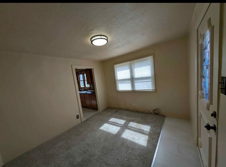 Building Photo - 501 School St