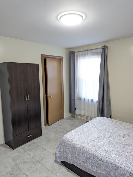 Building Photo - 3322 W Catalpa Ave