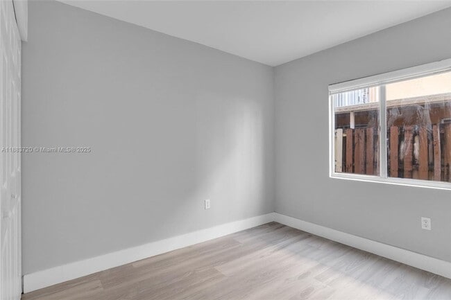 Building Photo - 6235 SW Kendale Lakes Cir