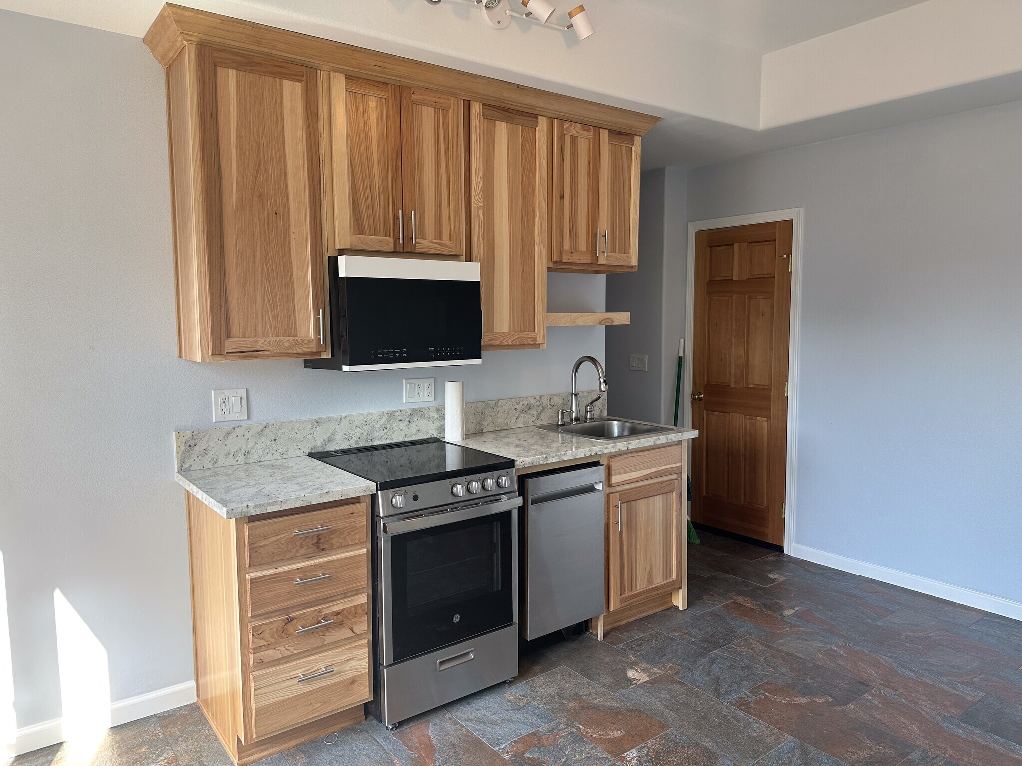 Kitchen amenities - 2508 Park Forest Dr