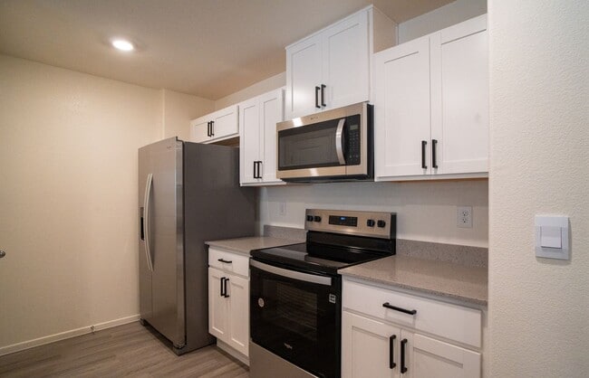 Building Photo - Modern 3-Bedroom, 3-Bathroom Home with Sma...