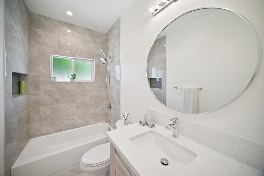 Building Photo - 8436 Oakdale Ave