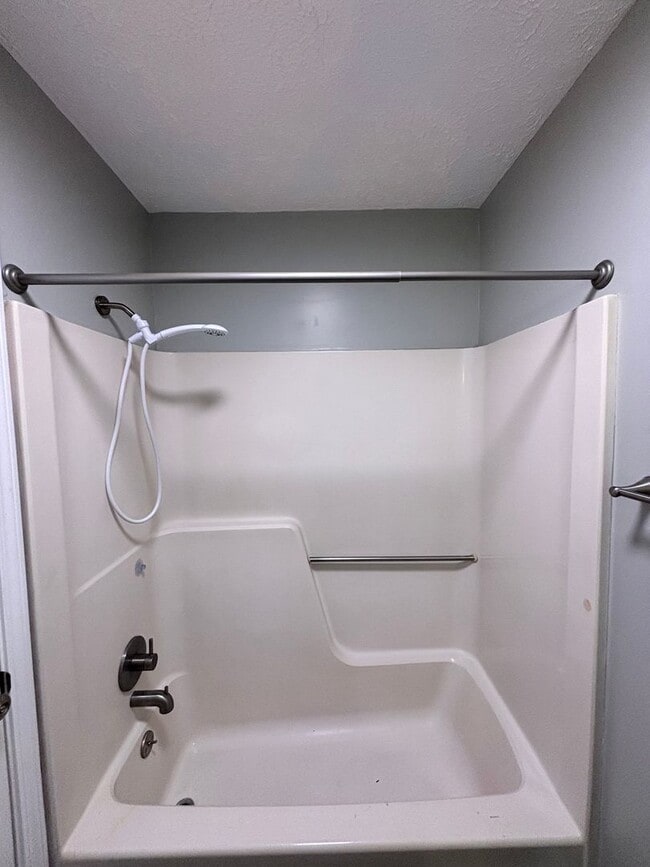 Building Photo - Spacious 3BR Rancher Near Washington Pike – Quiet Setting, Minutes to Downtown!