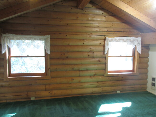 Building Photo - Beautiful 3 bedroom Log Home on large lot ...