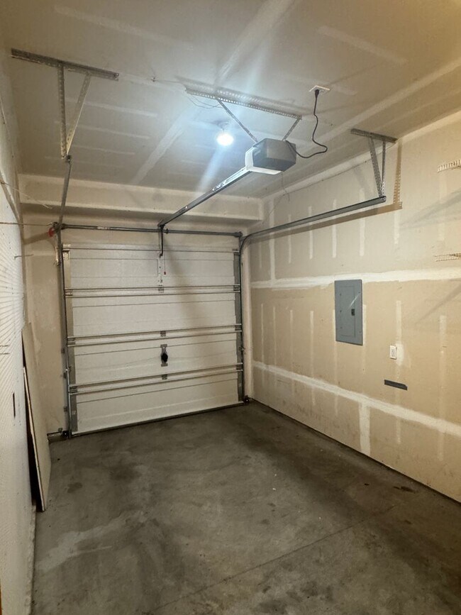 Building Photo - 10595 NE Kingston Meadow Cir
