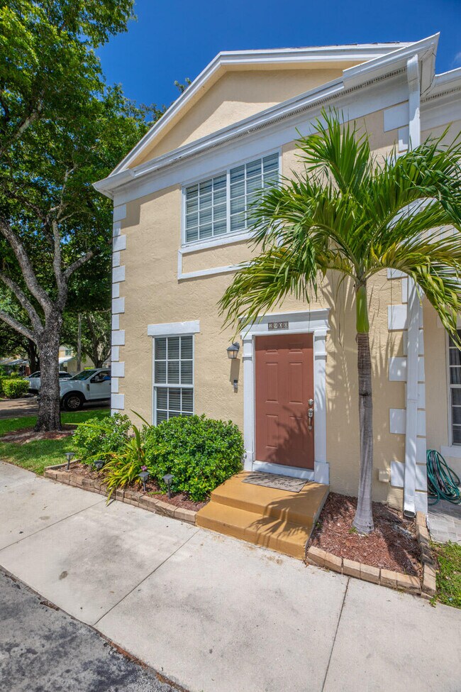 Building Photo - 2900 Dorchester Ln