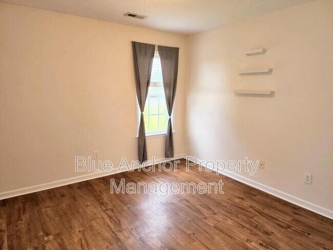 Building Photo - 324 Rose Bud Ln