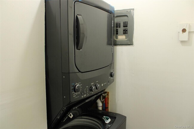 Building Photo - 8 Fishkill Glen Dr