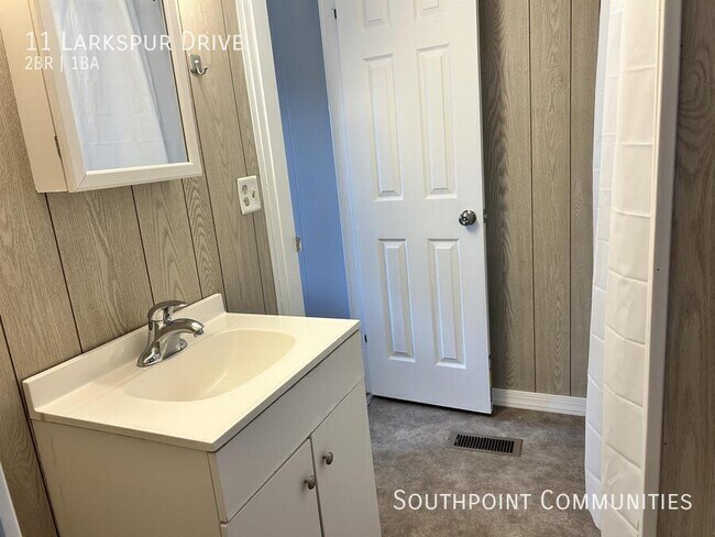 Building Photo - 11 Larkspur Dr