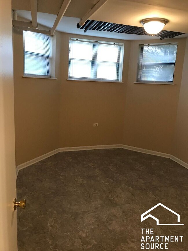 Building Photo - 7722 N Marshfield Ave