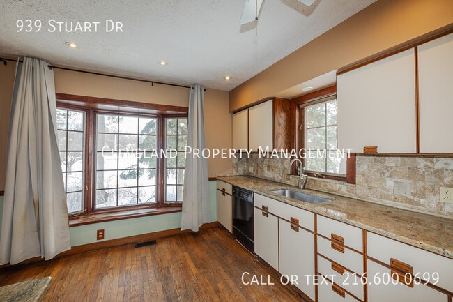 Building Photo - 939 Stuart Dr