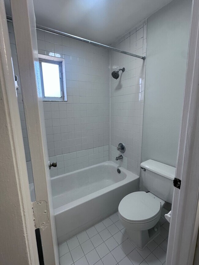 Building Photo - LARGE 3 BED/2.5 BA IN CORAL SPRINGS! Up to 3-Months Off!